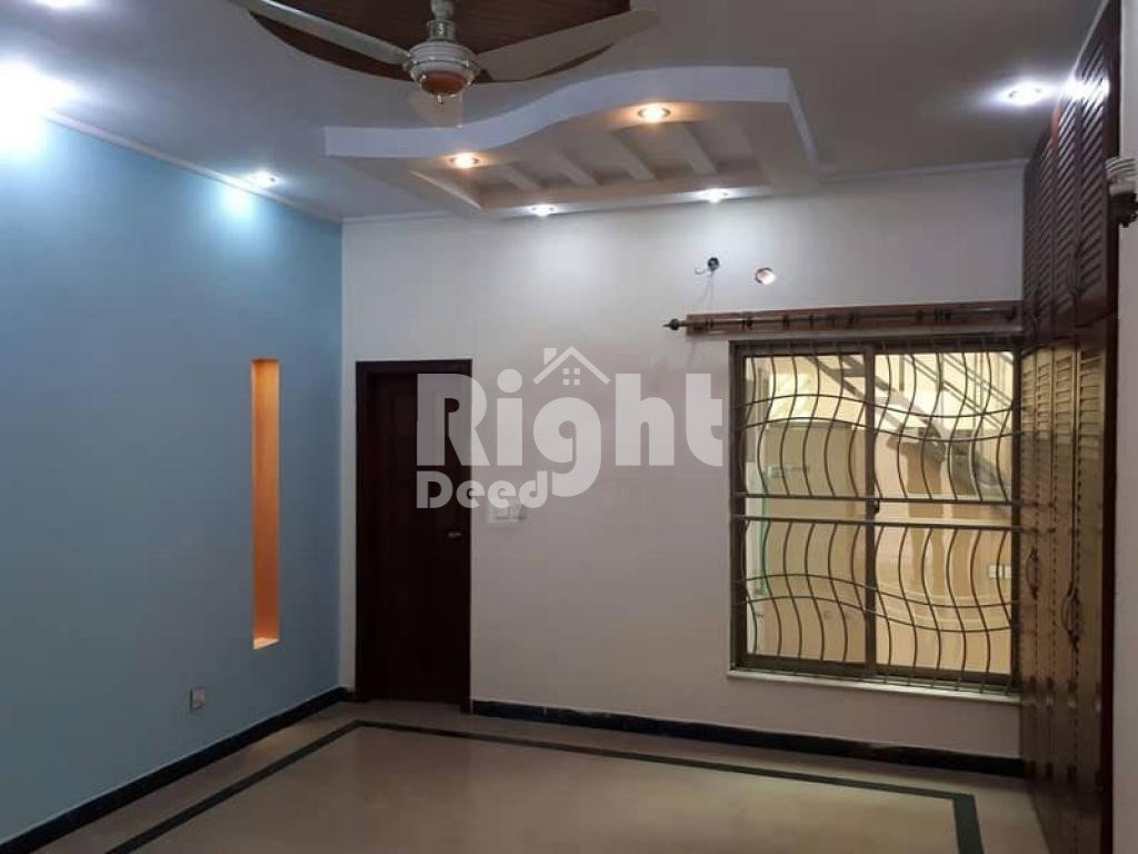 15 Marla Hot Location Near Masjid Market Park Gated Area House For Sale